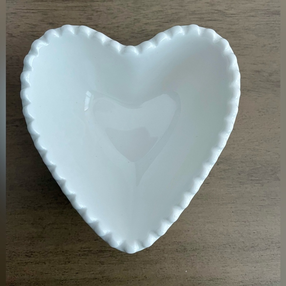 NWT Superior Porcelain Set of 4 Heart Shaped Dishes - Picture 4 of 8